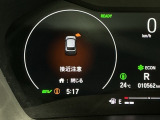 パーキングセンサーシステムは走行中に障害物が迫ると音と表示でお知らせ、低速走行時時の安心感を高めます