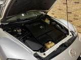 エンジンルーム内の配置を見渡せる構成。ロータリーエンジンを持つRX-8の車づくりにも目を向けられます。外観のデザインに加え、機械を知る楽しみも大切にして選べる一台です。