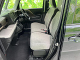 左右の座席は明るい色合いでまとまり、足元にもゆとりが感じられる運転席まわりです。前方の視界が確保され、助手席に座る方にも圧迫感の少ない空間でお過ごしいただけます。