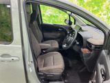 前席はゆとりを感じる座席配置で、運転席から前方や周囲を見渡しやすい印象です。落ち着いた色合いのシートと清潔感のある空間で、毎日の移動も快適です。