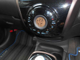 車内の室温を自動で一定に保ってくれる便利なオートエアコンが付いています。温度を設定するとクルマがエアコン噴出し温度を上げたり下げたり風量を変えたりしてくれるので運転に集中が出来ますよ。