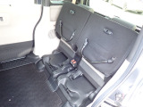 ◆チップアップ&ダイブダウン機構付【ULTR SEAT】は後席座面を左右分割で跳ね上げることができます。トランクで積載できない背の高い荷物をラクラク収納できます。ホンダ車ならではの人気装備です。