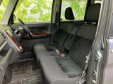 前席は運転席と助手席が並び、乗員それぞれが落ち着いて座れる室内空間です。窓からの視界も確保され、シートや足元にゆとりを感じられるため、通勤や長めの移動にも過ごしやすい環境です。