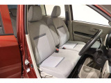 ■ベンチシート■  運転席&hArr;助手席の移動もしやすいベンチシートです。
