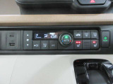 オートエアコンは操作が楽々♪フロント左右シートヒーターも装備しています。USBジャック付きです。