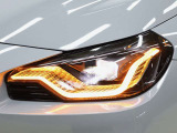 LEDヘッドライトは先進のLEDテクノロジーを採用。照射される白色光の周波性は太陽に近くバイキセノンヘッドライトを上回るコントラストでさらに明るく輝きます。