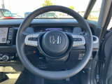 握りやすい円形のステアリングに各種スイッチを備え、手元で必要な操作を行いやすい構成です。運転席から視線の移動を抑えながら扱え、日常の運転をサポートします。