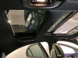 パノラミックルーフで明るい車内と開放感あるドライブをお楽しみいただけます。