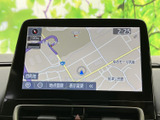 道路や周辺施設が地図上に表示され、現在地を確認しながら目的地の設定ができます。縮尺変更や地点登録などの項目も画面に並び、行き先を探す際に活用しやすいナビ画面です。