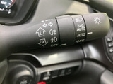 レバーには照明関連の表示がまとめられ、記号や文字で設定を確認しやすい仕様です。運転席から手元で操作できるため、周囲の状況に応じたライト類の切り替えに便利です。