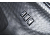運転席のシートポジションメモリー機能は、登録済みの運転者と交代しても、シートポジションの変更の手間がかかりません。