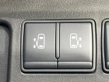 【両側パワースライドドア】スマートキーや運転席のスイッチで後席両側スライドドアの開閉が可能♪電動だから力を入れてドアを開ける必要が無く、小さなお子様でも簡単に開け閉めでき快適です♪