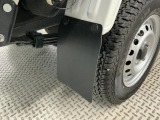 【マッドフラップ】泥や小石、雪、水しぶきから車体や後続車を守る泥除けとしての効果があり、オフロード走行や悪天候時に特に有効です。