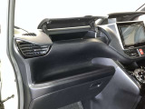 助手席アッパーボックスのフタを開いた状態・オープントレイです。