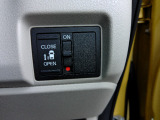 片側電動スライドドア。荷物で手が塞がる時など簡単にドアの開閉が出来ます。何より力いらずで開閉OK。女性やお年寄りにも優しい。電動機能はOFFにもできますから元気なお子様の駆け出しも安心。