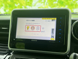 画面を備え、停車中にテレビや映像を視聴したい方にも便利な装備です。メニュー表示も確認しやすく、休憩中など車を停めている時間を快適に過ごすのに役立ちます。
