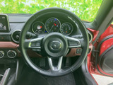 手元に操作スイッチがまとまり、運転中も視線を大きくそらさず扱いやすい配置です。握りやすい形状で、前方を見ながら運転に集中しやすい環境を整えます。