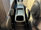 【ドリンクホルダー】運転席と助手席の間にあります♪