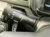 フロントとリアの操作表示がレバーにまとめられ、記号や文字で確認しやすい構成です。手元で扱えるため、天候に応じた操作にも対応しやすく便利です。