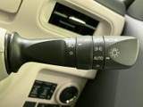 レバーには操作位置を示す表示がまとまり、運転席から確認しやすい配置です。手元で必要な操作を行いやすく、視線を大きく移さずに扱えるため、日々の運転をサポートします。