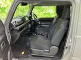 前席はゆったりと座れる形状で、運転席まわりまで見通しやすいレイアウトです。窓からの視界も確保され、助手席との距離感にもゆとりがあり、普段使いにも馴染みやすい空間です。