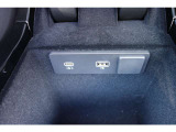 ランドローバーは、USBポートを車内の便利な位置に配置しています。通常、センターコンソール、グローブボックス、後部座席エリアなど、ドライバーや乗客がアクセスしやすい場所に配置されています。