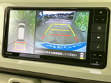 車両後方の映像に加え、周囲を上から見たような映像も表示され、駐車時の周辺確認をサポートします。ガイド線も表示されるため、狭い場所での車庫入れや切り返しに役立ちます。