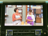 画面にはテレビ番組が表示され、映像を見ながら停車中のひとときを過ごせます。大きく見やすい表示で内容を確認しやすく、休憩中などに車内で楽しめる装備です。