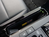 ワイヤレス充電機能で接続の手間いらず。スマートフォンなどをワイヤレスで充電可能です。