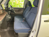 前席は落ち着いた色合いのシートでまとめられ、座面の広さも感じられる室内です。運転席まわりを見渡しやすく、助手席との距離感にもゆとりがあり、毎日の移動を気持ちよく楽しめます。