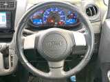 インテリアに合わせたデザインのステアリングは、運転される方のことも考え、運転しやすい形状、大きさです。是非一度、実際に触ってお確かめください。