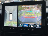 後方映像に加えて車両周辺の様子も確認でき、駐車時の安全確認をサポートします。画面には進路の目安も表示され、周囲を確かめながら落ち着いて操作できます。