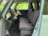 前席は座面と背もたれに落ち着いた色合いを採用し、車内全体もすっきりした印象です。大きな窓から周囲を見渡しやすく、乗り降りもしやすい構成で、毎日の移動を快適に支えてくれます。