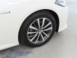 装着タイヤサイズは、215/55R17です。純正アルミホイールを装着しております。