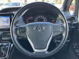 手に取りやすい位置に各種スイッチがまとまり、運転姿勢を保ちながら必要な操作を行いやすい設計です。メーターやナビの画面も見渡せる位置関係で、日常の運転を快適にサポートします。
