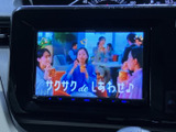 テレビ番組を楽しめる画面を備え、停車中の待ち時間にも映像をご覧いただけます。車内で過ごす時間の気分転換に活用でき、日常のさまざまな場面で便利な装備です。