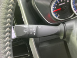 レバーの表示が見やすくまとめられ、運転席から操作位置を確認しやすい仕様です。天候の変化に合わせて扱う部分だからこそ、表示を確かめやすい点が日常使いに便利です。