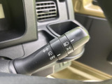 レバーには各種マークや表示があり、操作内容を目で確認しやすい仕様です。運転中に手元で扱う装備として、表示がまとまっていて日常の運転をサポートします。
