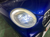 白く明るい光で夜間走行をサポートするLEDヘッドランプを搭載