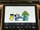 画面にはテレビ映像が表示され、停車中のひと休みや待ち時間に映像を視聴できます。操作画面もまとまっており、車内で過ごす時間を便利に活用いただける装備です。