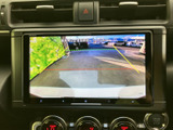 後方の様子を映し、画面上のガイド表示とあわせて周囲を確認できます。駐車や切り返しの際に目安として活用でき、車庫入れをサポートしてくれる装備です。