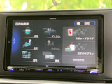停車中にテレビや映像を楽しめるモニターを備えています。画面上には目的地検索のメニューも表示され、項目が整理されていて、必要な操作を選びやすいのも便利です。