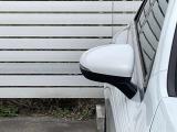 【LED内蔵ウィンカー】LEDとクロームの先進的なコントラストのミラーデザインに加え、後退時助手席側のミラーが自動で下方を向くリバースポジション機能も備えており実用性も兼ね備えています。