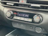 e-POWERならではのサイズの大きい電子制御シフトレバーです!フローティングコンソールはちょうどよい高さでひじ掛けにもなります!電動パーキングなので軽い力で必要なブレーキ力が得られます!