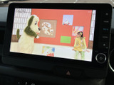 画面でテレビ番組を視聴できる装備です。停車中の待ち時間などに映像を楽しめるので、車内で過ごす時間にも活用できます。視聴の際は周囲の安全に配慮してご利用ください。