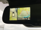 後方の映像に加えて車両周囲を見渡す表示があり、駐車時の周辺確認をサポート。画面上のガイドも目安にでき、見通しにくい場所での車庫入れや切り返しに便利です。