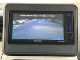 後方の映像をモニターで確認でき、駐車場などで車の後ろ側を確かめる際に便利です。周囲の状況を目視でも確認しながら、ゆっくりと車を動かす場面をサポートします。