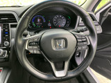 手元に複数のスイッチを備え、運転姿勢を大きく変えずに各種操作へアクセスしやすい配置です。メーターを見ながら扱いやすく、日々の運転を便利にサポートします。