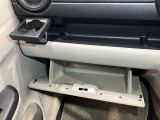 【グローブボックス】容器がせり出してくるバケットタイプ!一目で中身を把握でき、取り出しやすさにも優れます!