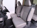厚みがあって、座り心地のいいソファのようなシート。運転席も助手席もリラックスしてゆったりと座れます。
